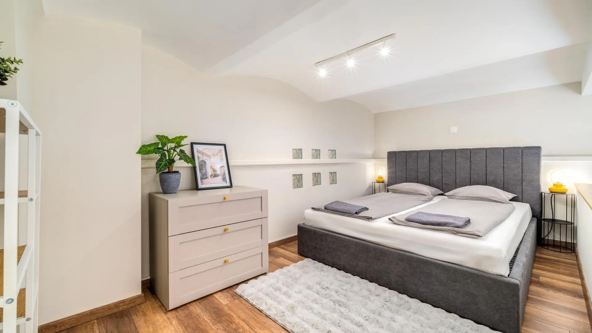 Rakoczi Stylish Entire Apartment Budapest